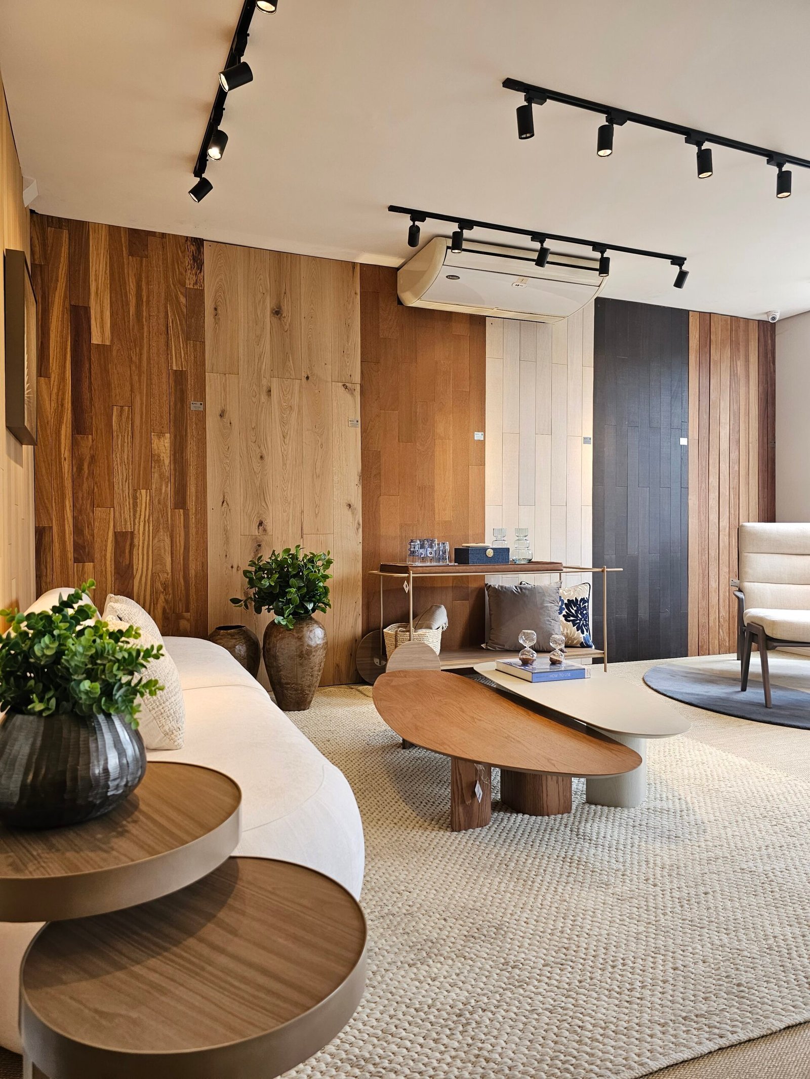 Showroom Akafloor, parede com variedade de acabamentos de madeira