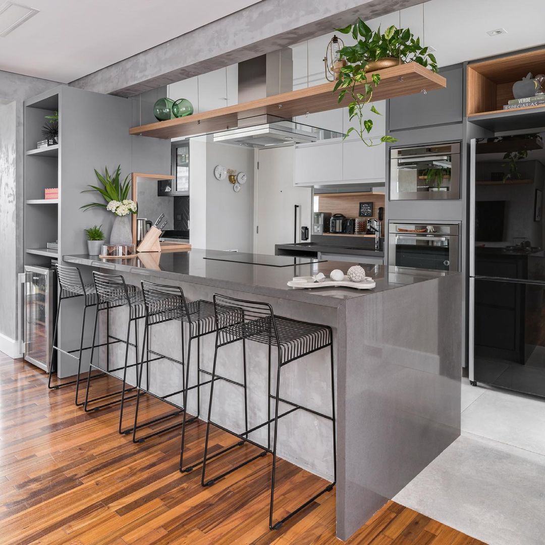Piso de Cumaru instalado em cozinha de apartamento