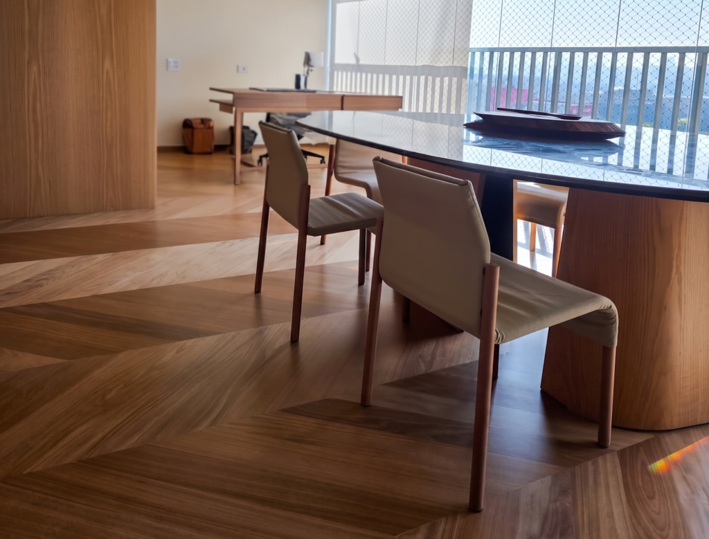 Projeto com piso Akafloor em Chevron