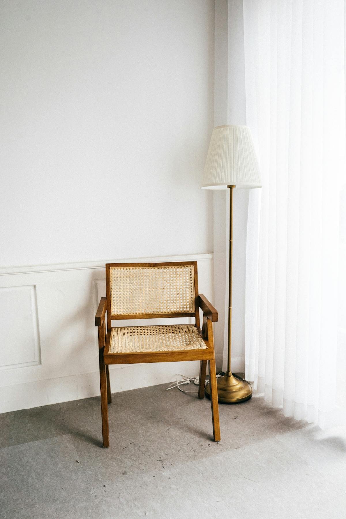 Interior japandi com materiais naturais — design biofílico 2026